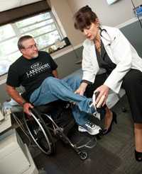 Foto de Jerry, un hombre en silla de ruedas y su médico