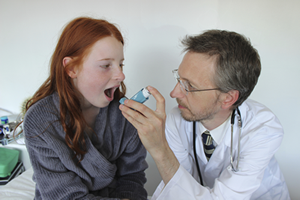 	doctor gives patient inhaler