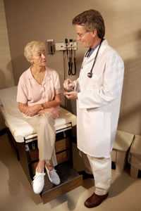 Foto de un médico con su paciente