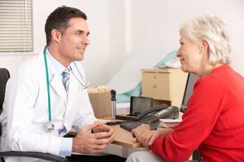 Foto de una mujer hablando con su médico