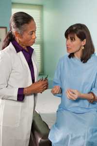 Foto de una médico con su paciente