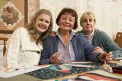 Foto de tres mujeres tejiendo.