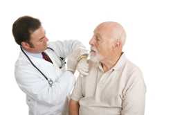 Foto de un médico tomando la temperatura a un hombre