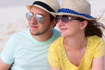 Foto de una pareja con sombreros y gafas