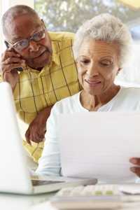 Foto de una pareja revisando cuentas médicas.