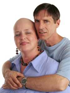 Foto de una sobreviviente del cáncer y su esposo
