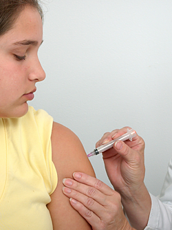 La vacuna contra la influenza puede administrarse apenas esté disponible, por lo general antes de octubre.