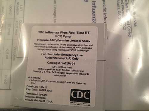 Un kit de reactivos embalado de los CDC para detectar el virus H7N9