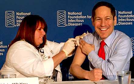 Tom Frieden, director de los CDC, recibe la vacuna contra la influenza.
