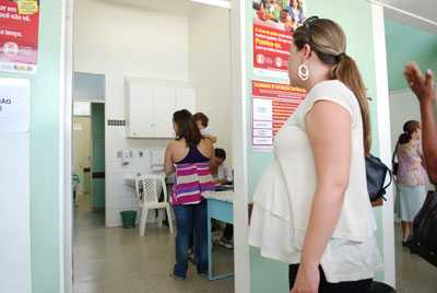 Una mujer embarazada espera en el pasillo de una clínica para recibir la vacuna. Brasil. Temporada 2014-2015.
