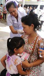 En Laos, una mujer embarazada recibe la vacuna inyectable contra la influenza estacional.