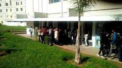 Estudiantes universitarios inscritos en programas de atención médica hacen fila para vacunarse contra la influenza. Casablanca, Marruecos. Temporada de influenza 2014-2015.