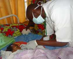 Una enfermera de vigilancia de la influenza toma una muestra de un niño con enfermedad respiratoria grave en un hospital local en Ruanda.