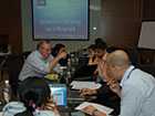 Los estudiantes y los mentores colaboran en el taller de escritura del 2011 de enero en Bangkok.