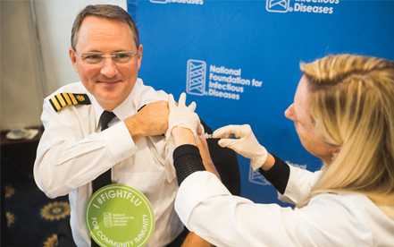 El director de la División de Influenza de los CDC Dan Jernigan, M.D., M.P.H., recibe su vacuna anual #vacunacontralainfluenza. Jernigan está certificado por la junta en medicina interna.