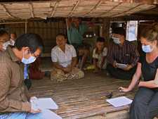 Los miembros del equipo de investigación de brotes realizan entrevistas a los miembros de una familia afectada por el virus H5N1. Camboya.