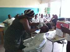 Durante la capacitación, el personal en un puesto de observación aprende el protocolo para recolectar muestras respiratorias. República Democrática del Congo.