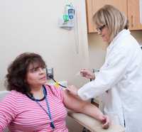 Empleado recibe la vacuna contra la influenza en el Memorial Sloan Kettering Cancer Center