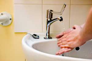 Los hábitos saludables como cubrirse la boca al toser y lavarse las manos pueden ayudar a detener la diseminación de gérmenes y prevenir enfermedades respiratorias como la influenza.