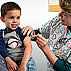 Tómese el tiempo para vacunarse contra la influenza, haga como este niño pequeño.
