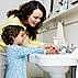 Tome medidas de prevención diarias para detener la propagación de los gérmenes, como esta madre enseñándole a su hijo pequeño a lavarse las manos.