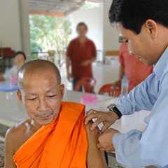 El Dr. Anonh, Director del Programa Nacional de Vacunación del Ministerio de Salud de Laos, administra la vacuna contra la influenza en una clínica en una zona rural de Vientián.