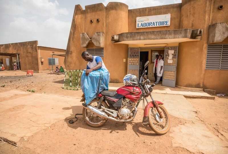 A new system for collecting and delivering lab samples using Burkina Faso’s national postal service adds crucial reliability and data that public health leaders can use to better pinpoint trends, outbreaks, and actions. (Source: Evelyn Hockstein, CDC Foundation)