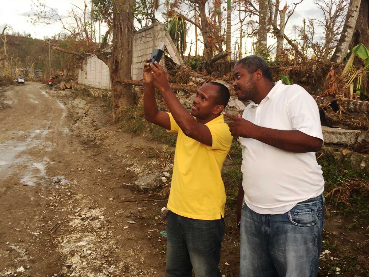 Jean Allain Darius Wash Specialist CDC Haiti and  Direction Nationale de l'Eau Potable et de l'Assainissement (DINEPA) chlorine testing in Jeremie