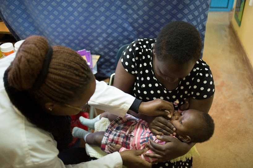 	Kenyan baby reciving vaccine