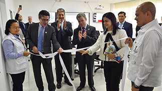 Colombian President Juan Manuel Santos (fourth from left) and INS Director Martha Ospina (fifth from left) celebrate the official opening of the PHEOC in INS.
