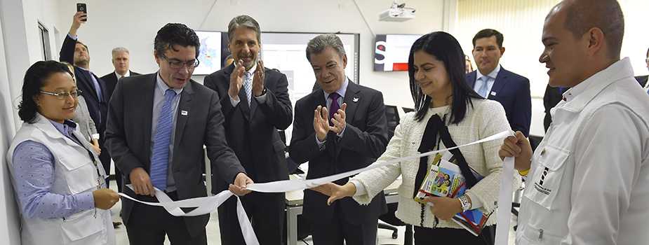Colombian President Juan Manuel Santos (fourth from left) and Instituto Nacional de Salud (INS) Director Martha Opsina (fifth from left) celebrate the official opening of the Public Health Emergency Operations Center at INS.