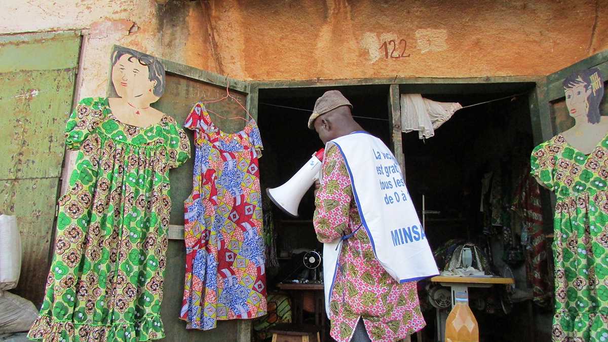 Guinea: Social mobilizers circulate in public places, such as markets, to announce the polio campaign prior to its launching.