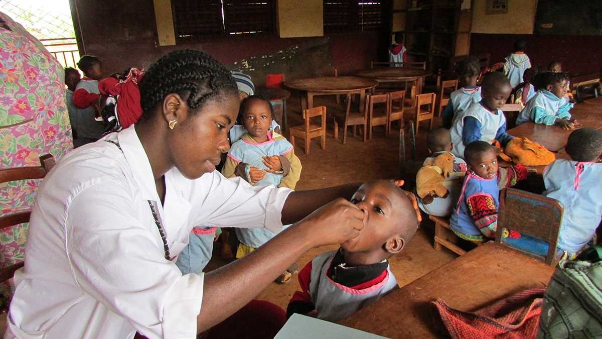 Guinea: Vaccination team vaccinating children at a nursery school. 