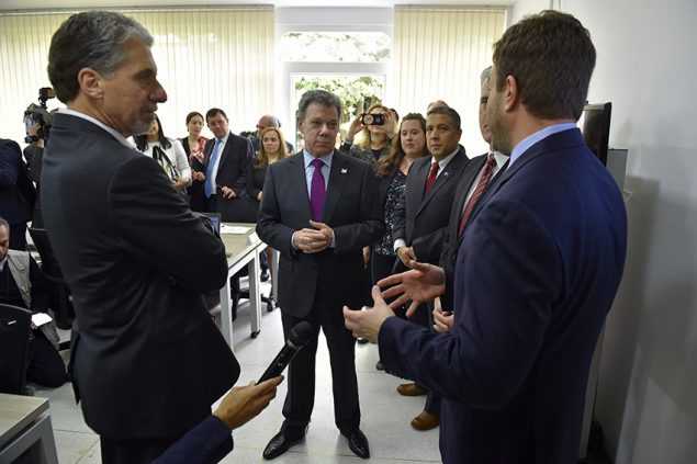 Michael Gerber (R) talking with the US Ambassador to Colombia, Kevin Whitaker (L) and Colombian President Juan Manual Santos (C) about the launch of the INS Emergency Operations Center in January 2017.