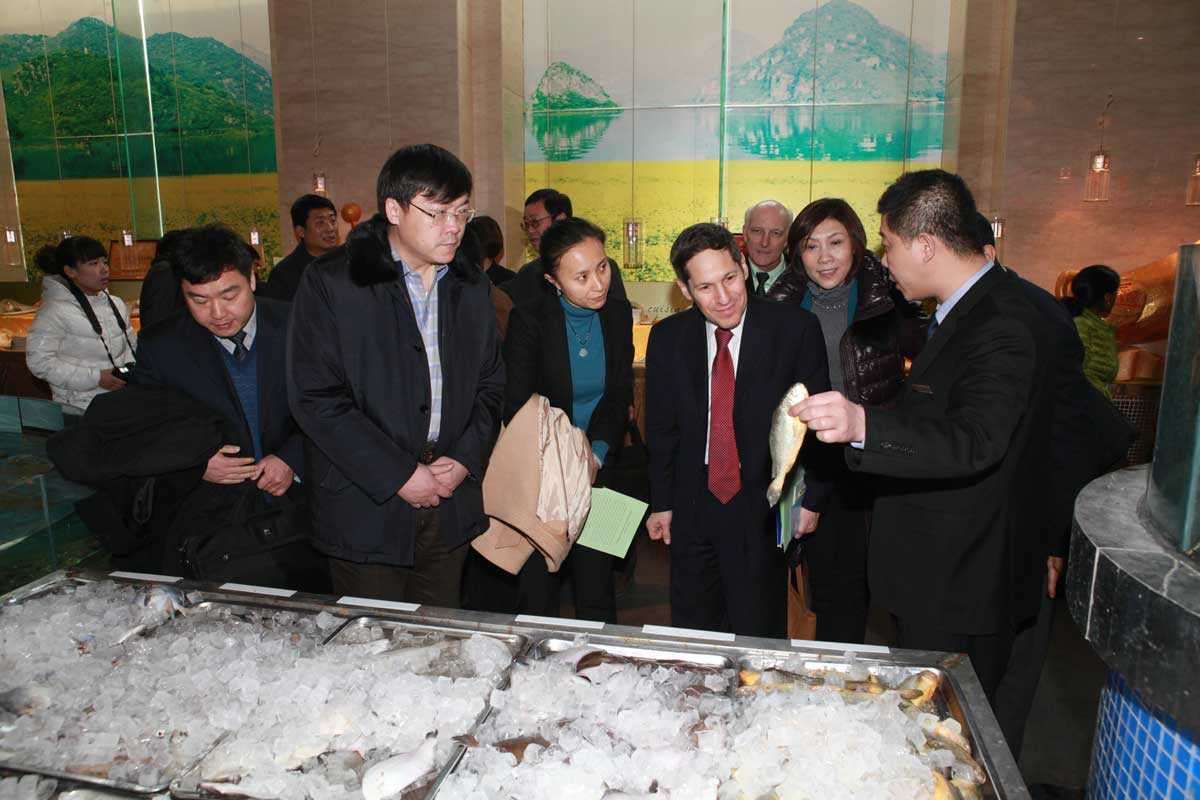 On a site visit to Shandong Province in 2013, Dr. Tom Frieden listens to how restaurants are lowering salt in their menu items. Photo by: Cai Ying.