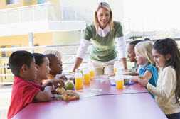 teacher talking to students about the importance of a healthy breakfast