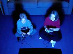 	fotografía de dos niños con un juego de vídeo