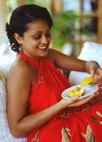 fotografía de una mujer comiendo mango