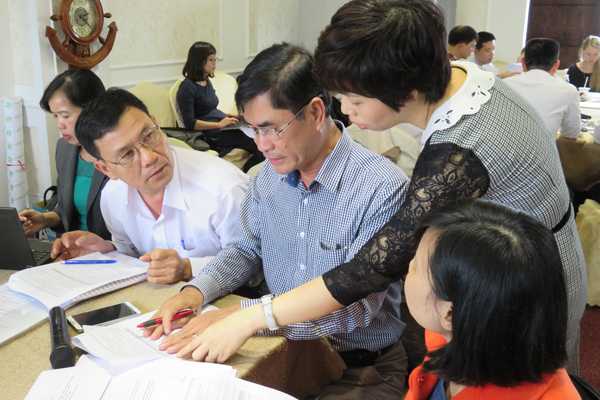 Vietnamese doctor advising government officials about early warning and response systems.