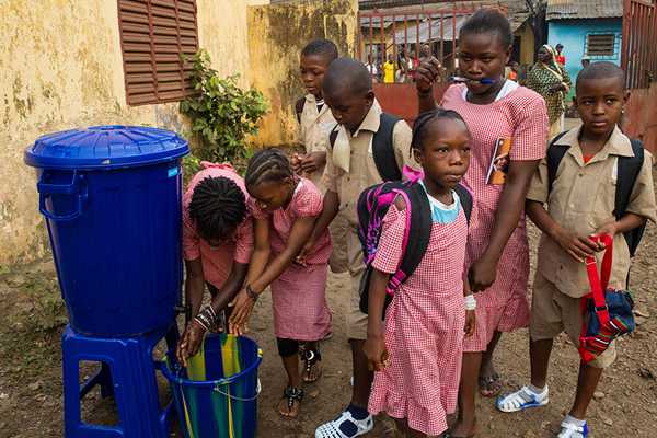 Children wash their hands using a UNICEF hand-washing station in Conakry on January 19, 2015, the day schools reopened in Guinea. Photo by Martine Perret, courtesy of UNMEER