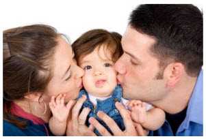 Foto: Padres besando a su niña