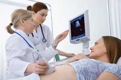 Doctors examining an expectant mother