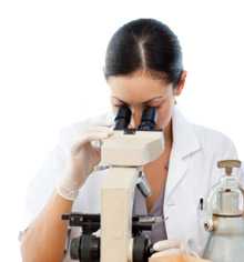Mujer mirando en el microscopio