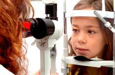 Niña pequeña en un examen médico de la vista