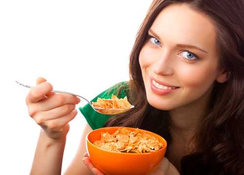 Mujer comiendo un plato de cereal