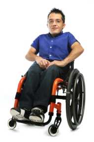 	Un hombre en una silla de ruedas