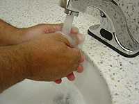 Hombre lavándose las manos con jabón