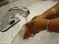 Persona lavándose las manos