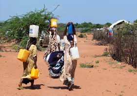 Women carrying water in Dadaab refugee camp