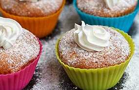 	Frosted cupcakes sprinkled with sugar